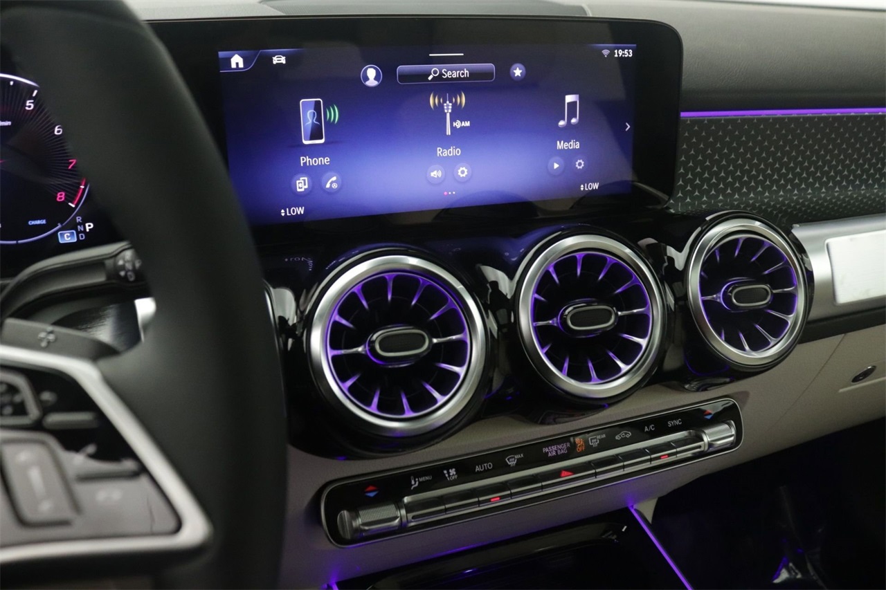 2026 Mercedes Benz GLB 250 photo 4