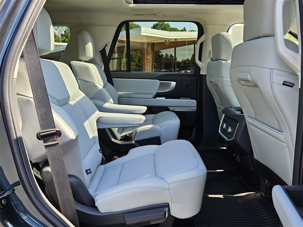 2025 Ford Expedition Platinum photo 13