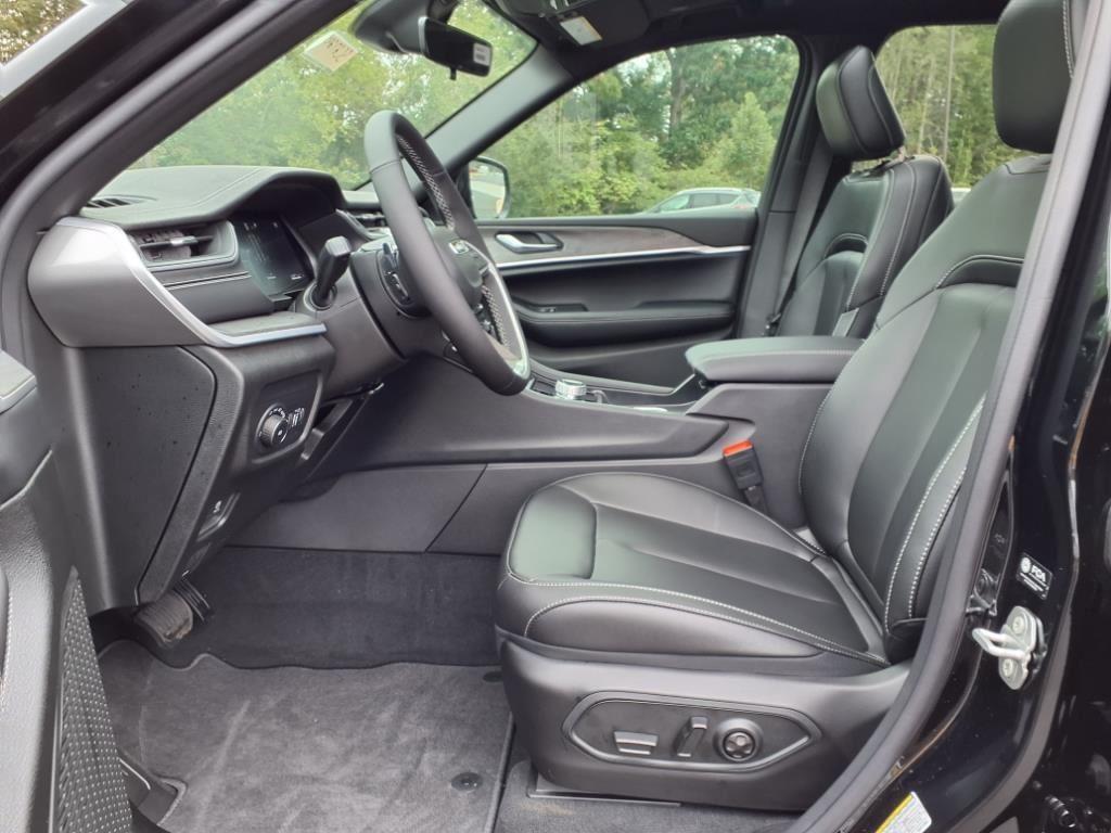 2025 Jeep Grand Cherokee Limited photo 3