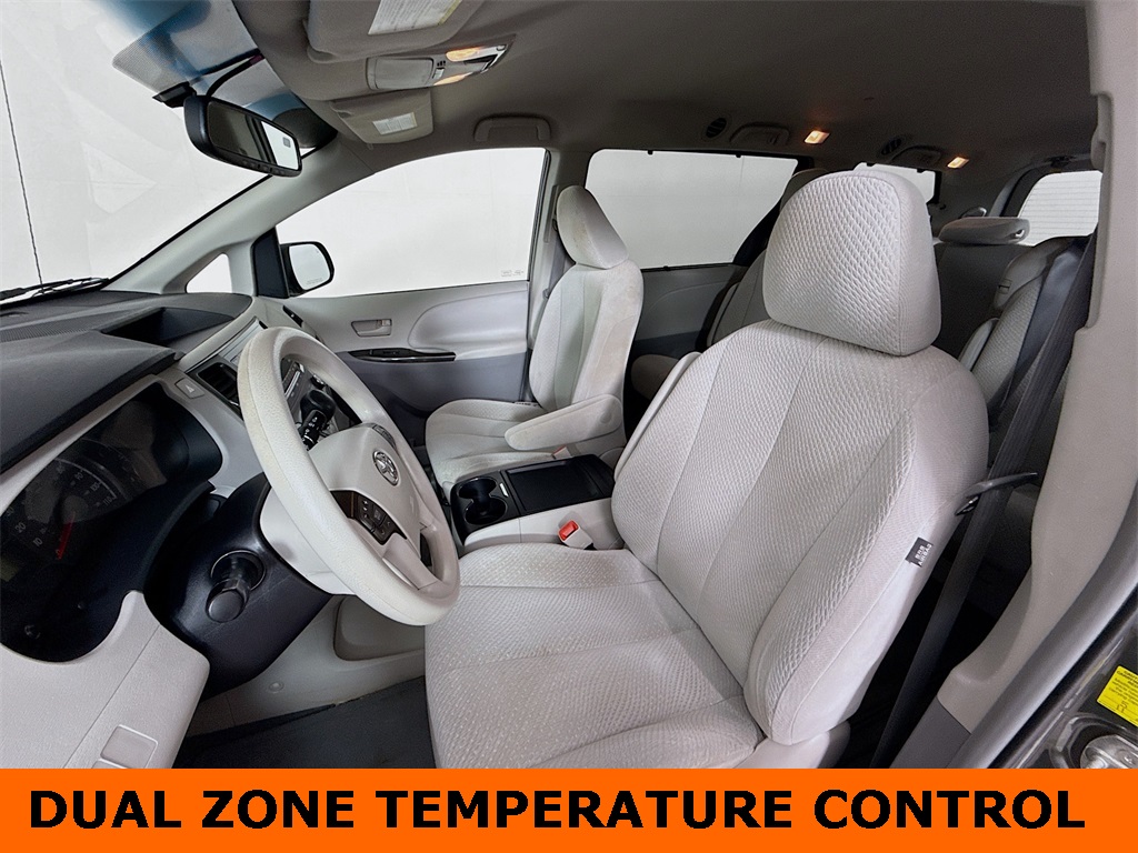 2011 Toyota Sienna LE photo 2