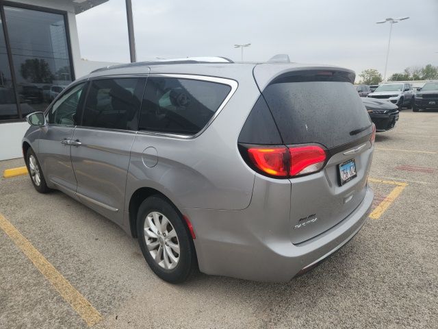 2018 Chrysler Pacifica Touring L photo 3