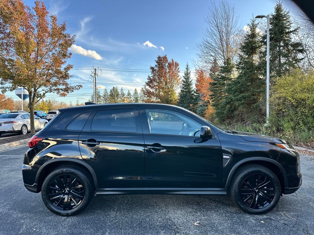 2025 Mitsubishi Outlander Sport LE photo 3