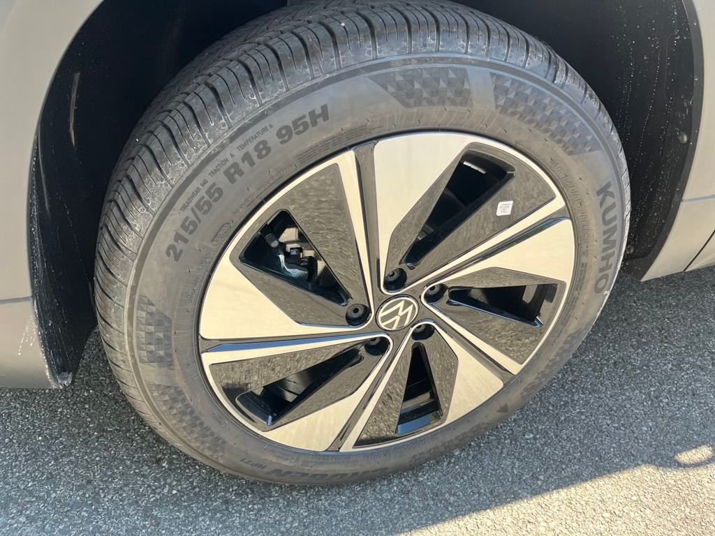 2025 Volkswagen Taos SE photo 2