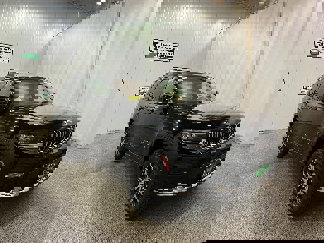 2025 Jeep Grand Cherokee Limited photo 3