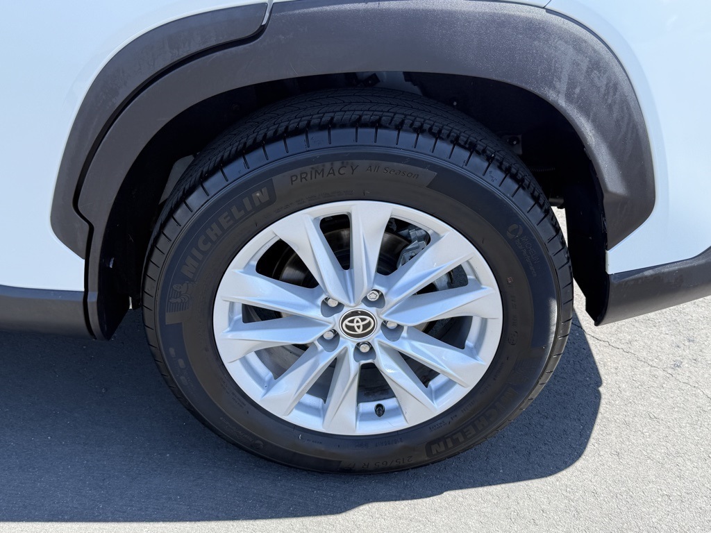 2022 Toyota Corolla Cross LE photo 16
