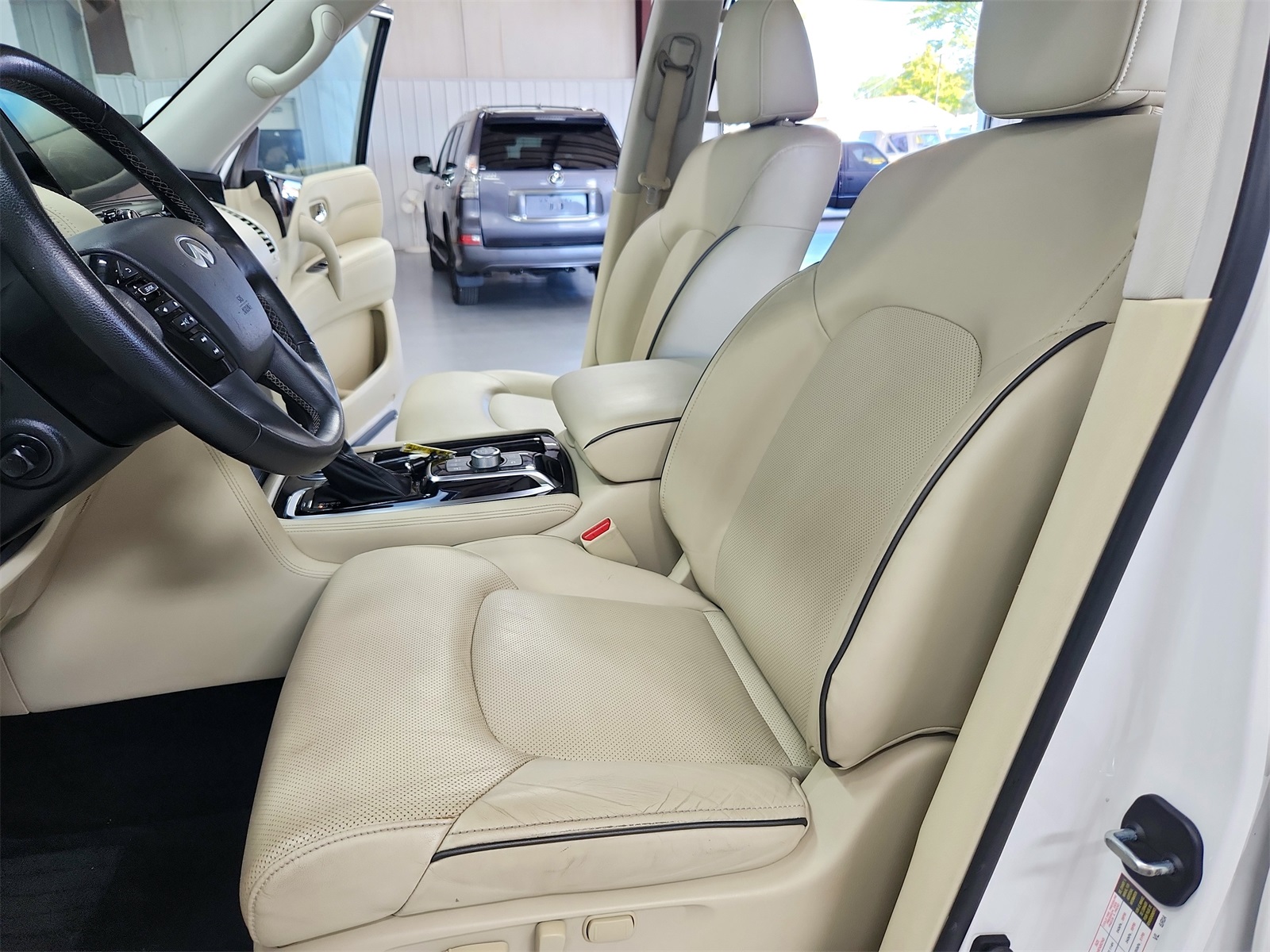 2023 Infiniti QX80 Luxe photo 17