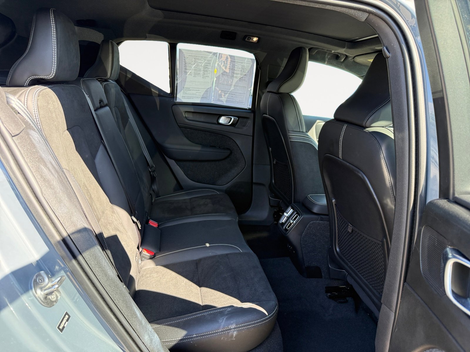 2022 Volvo XC40 R-Design photo 17