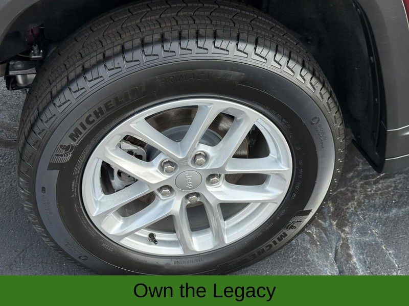 2025 Jeep Grand Cherokee Laredo X photo 3