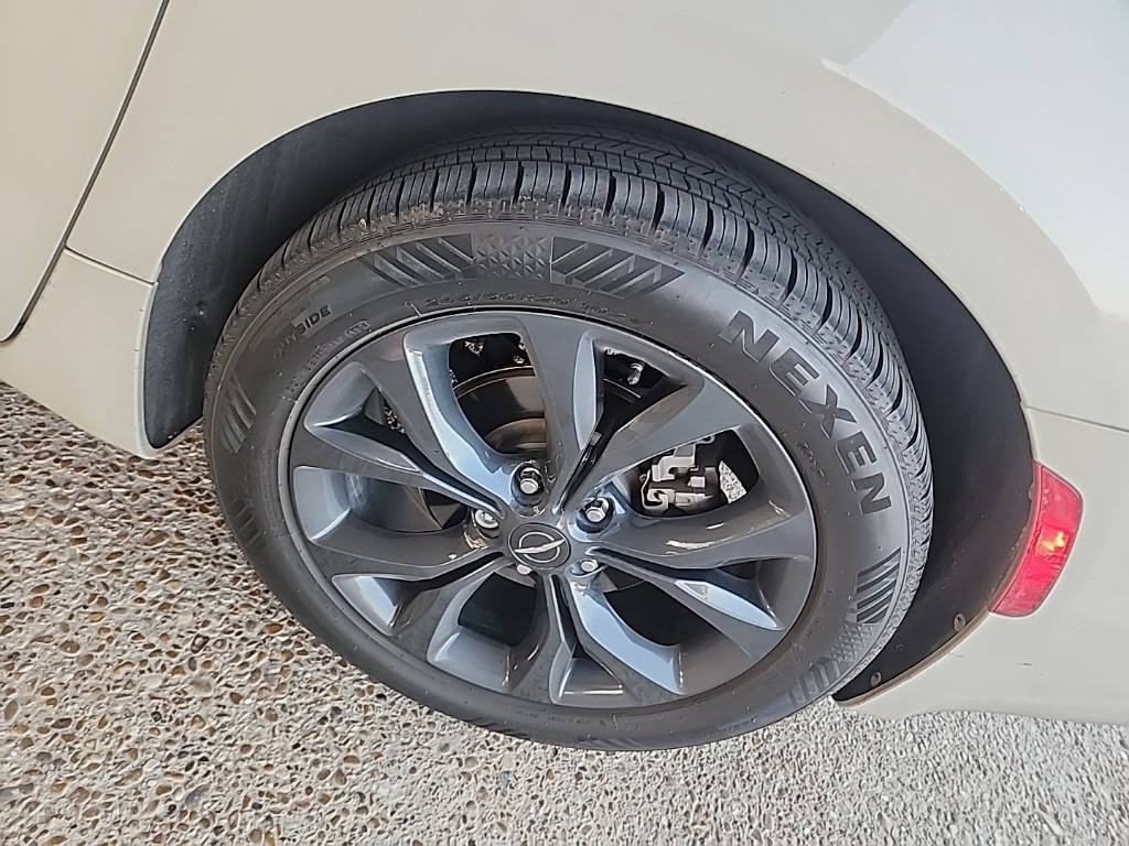 2020 Chrysler Pacifica Touring Plus photo 4