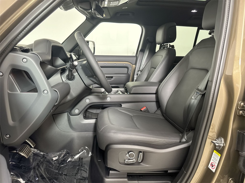 2025 Land Rover Defender 130 X-Dynamic SE photo 10