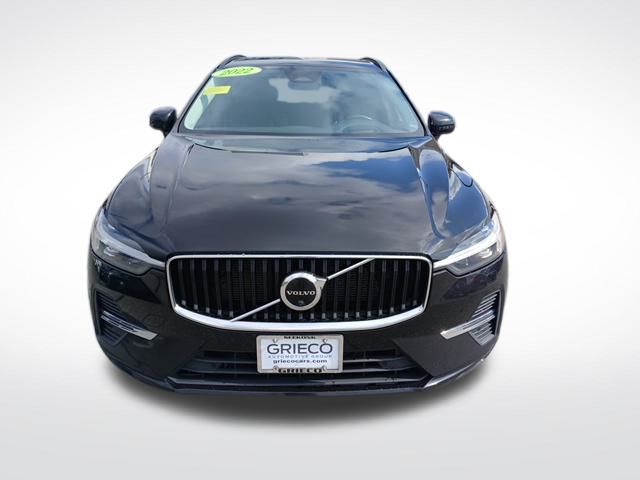 2022 Volvo XC60 B5 Momentum photo 2