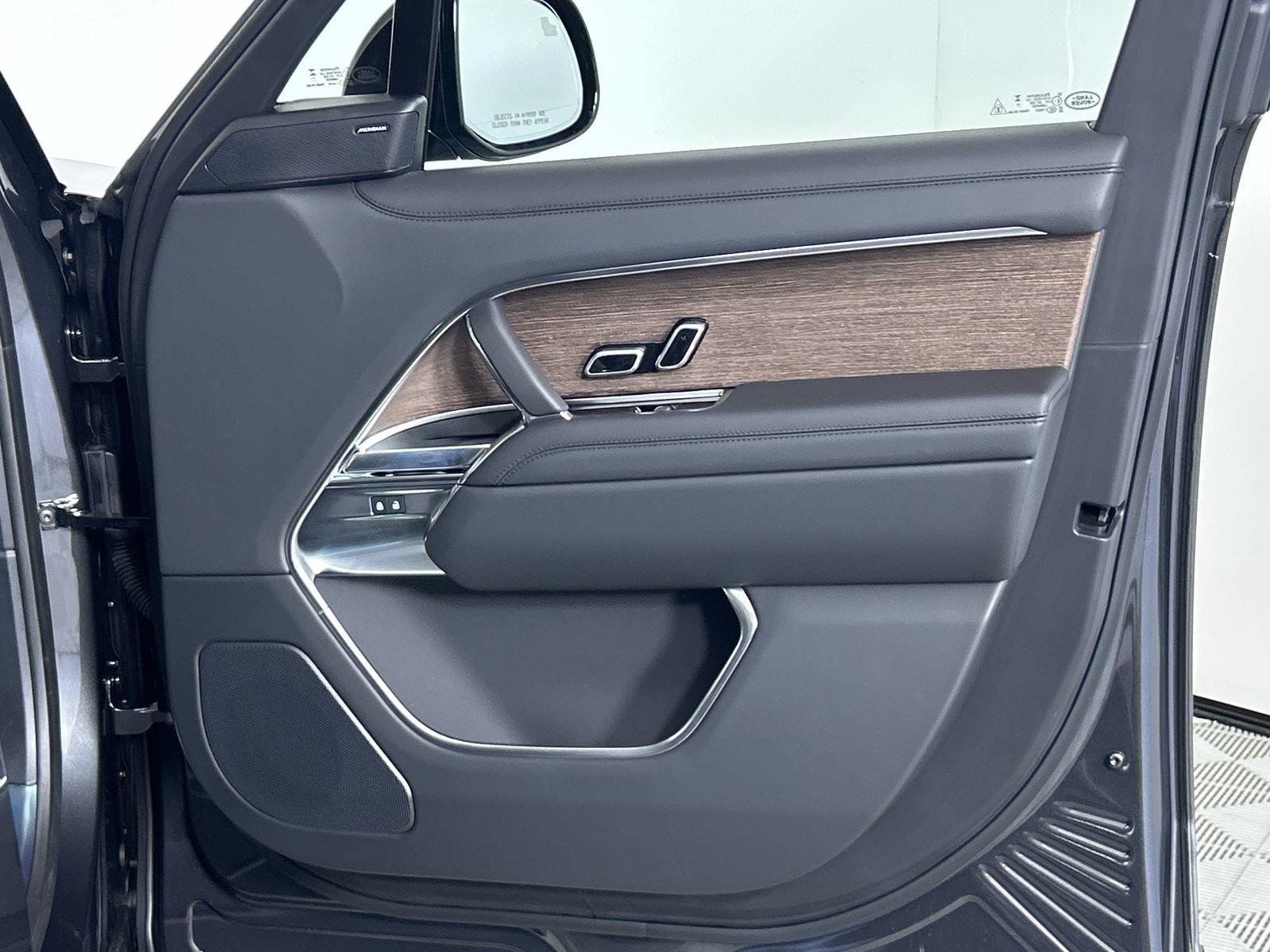 2025 Land Rover Range Rover SE photo 29