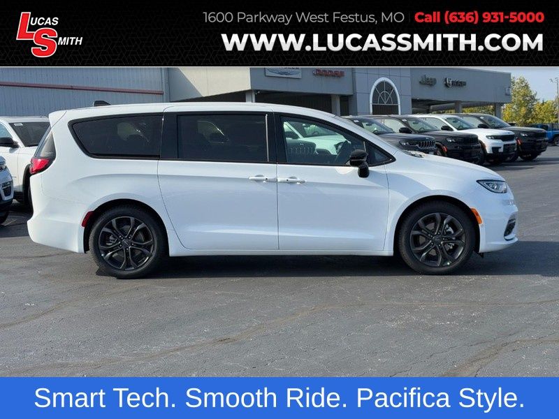 2026 Chrysler Pacifica Select's photo