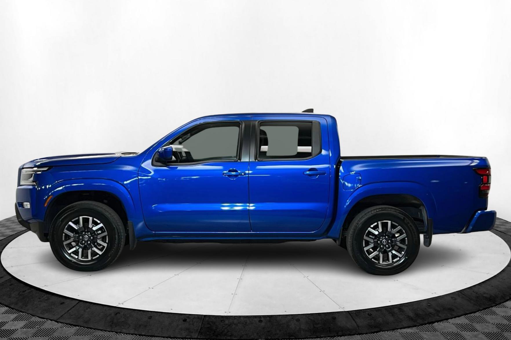 2024 Nissan Frontier SL photo 2