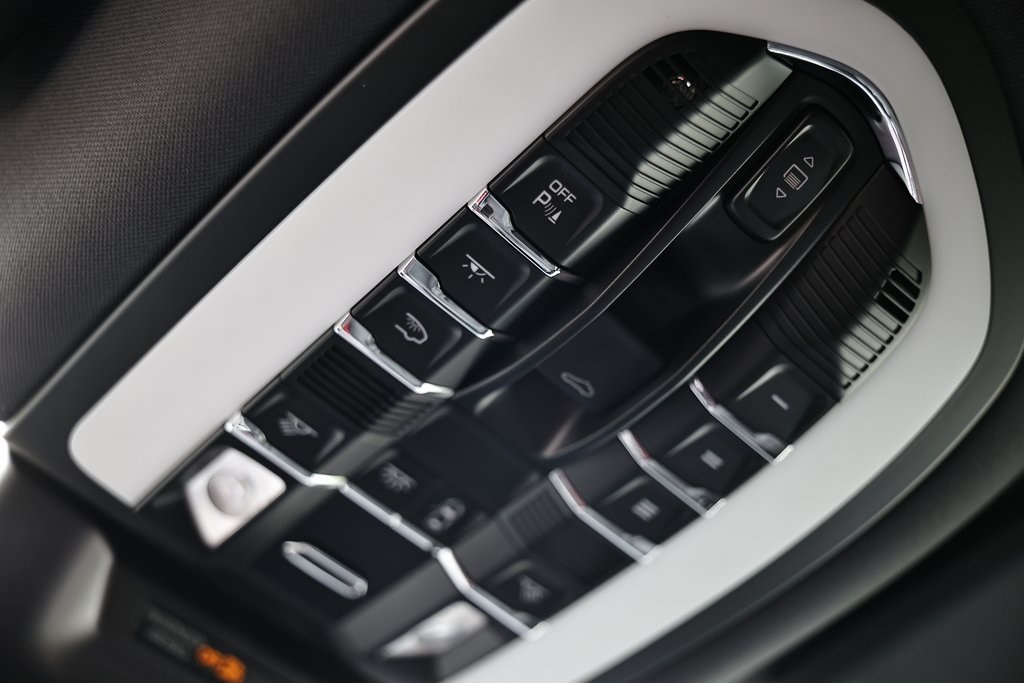 2024 Porsche Macan T photo 39