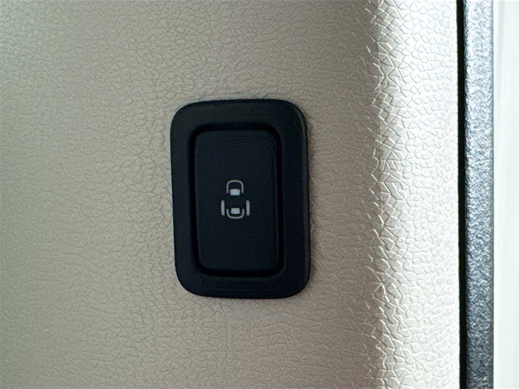 2025 Volkswagen ID. Buzz Pro Plus photo 19