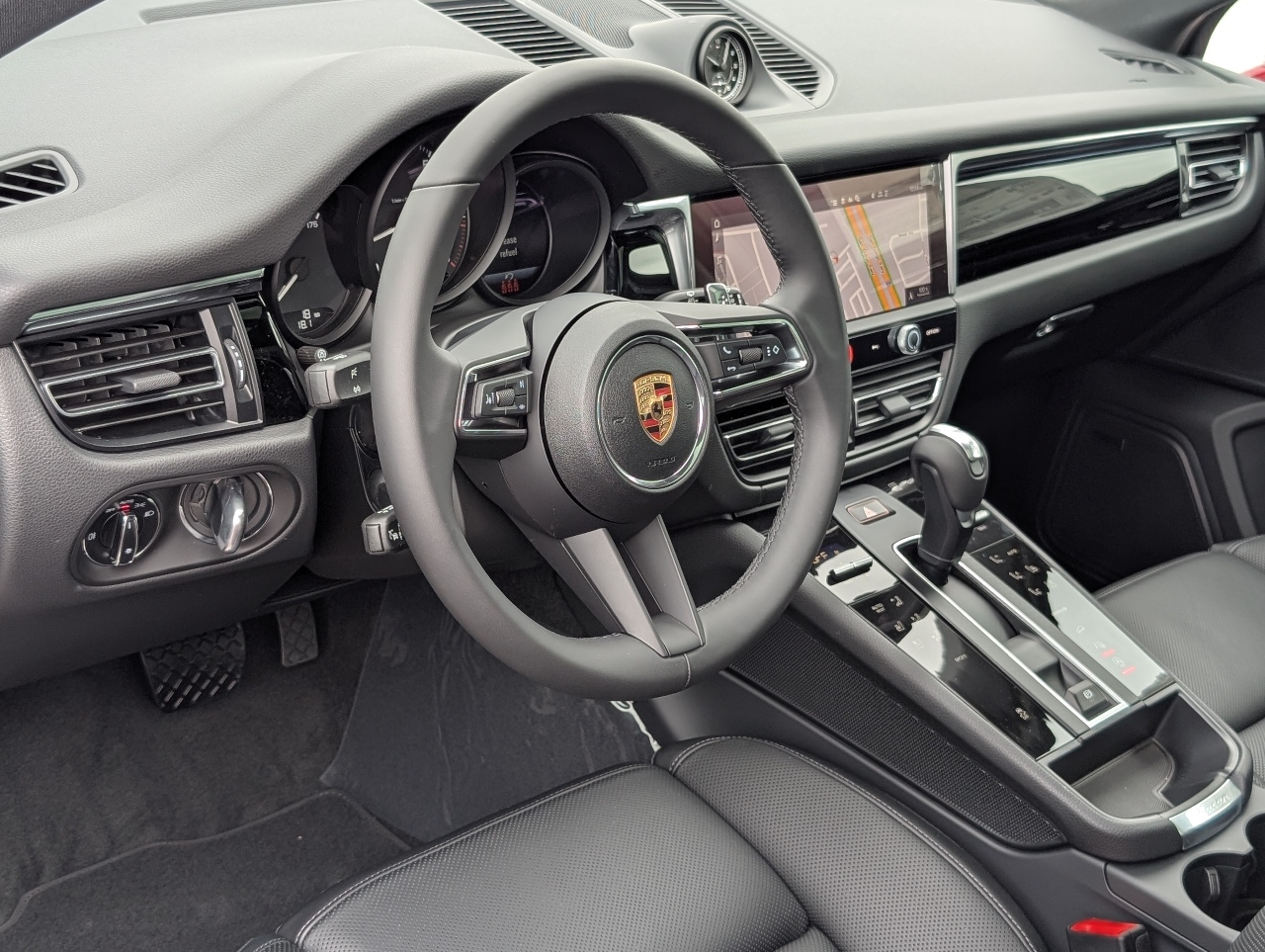 2025 Porsche Macan T photo 4