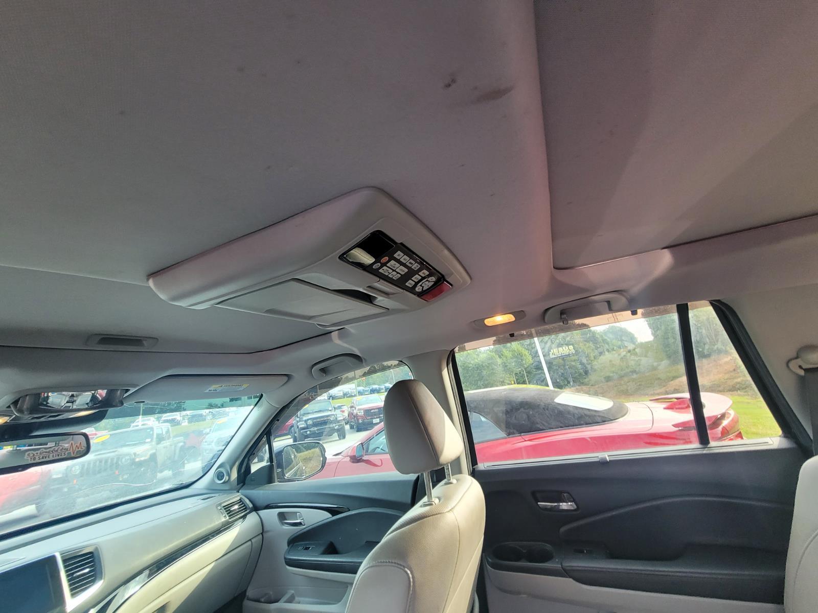 2016 Honda Pilot Elite photo 10