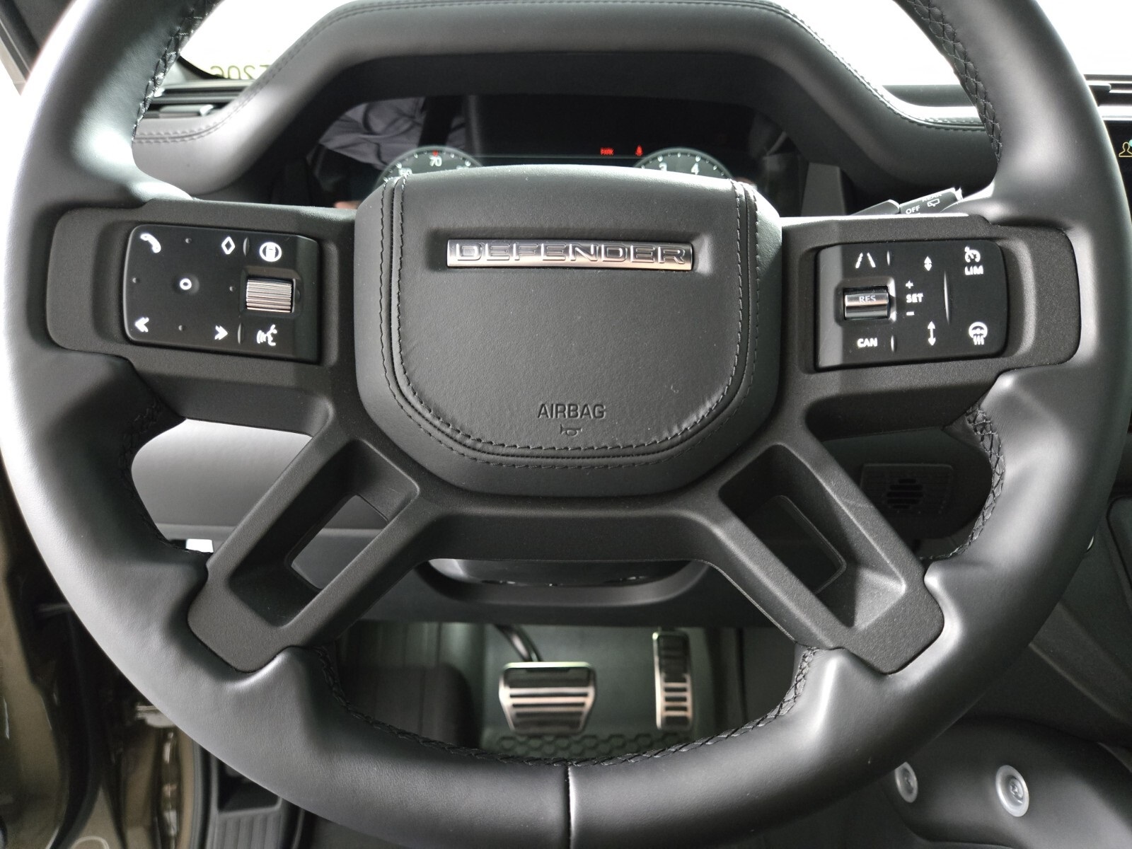 2025 Land Rover Defender 110 photo 22