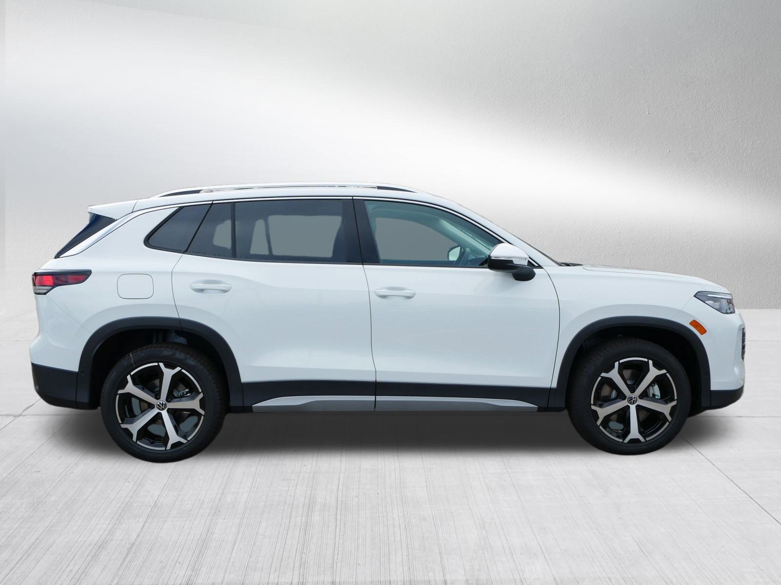 2026 Volkswagen Tiguan SE photo 2