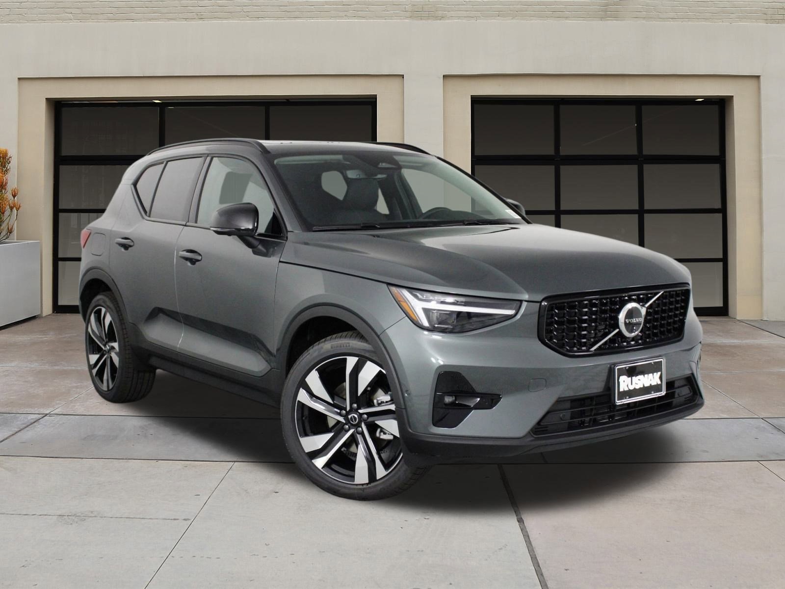 2026 Volvo XC40 photo 12
