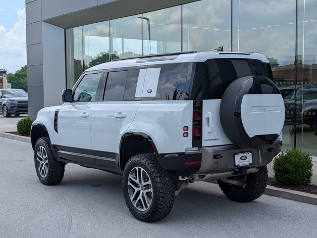 2025 Land Rover Defender 110 X-Dynamic SE photo 3