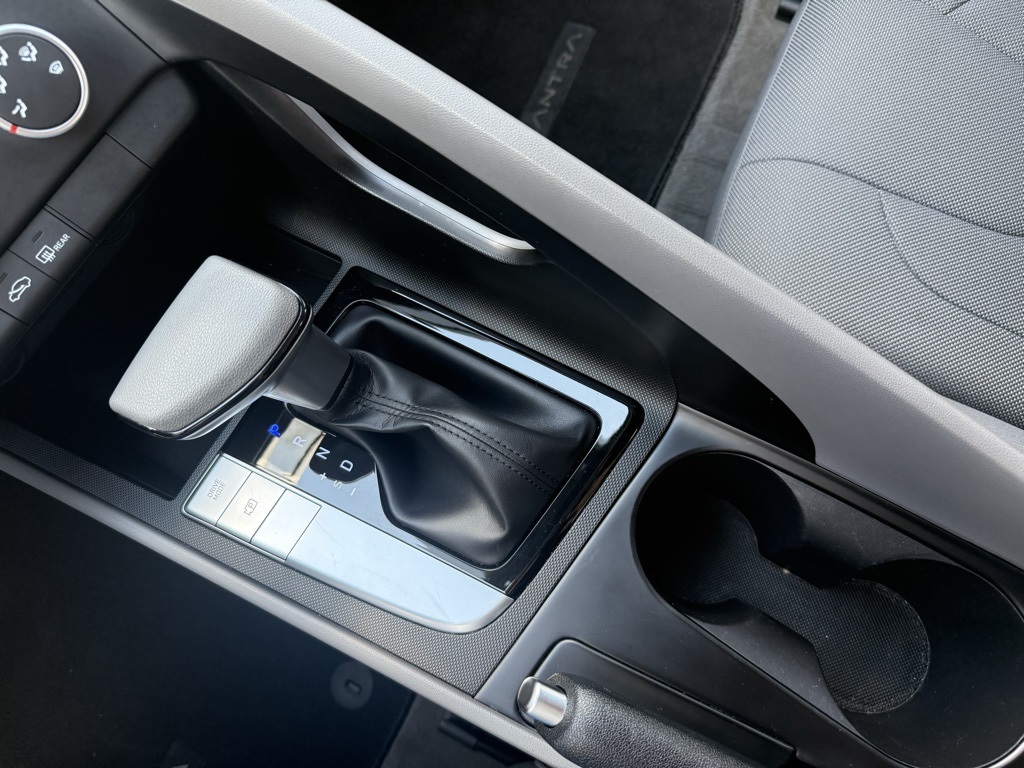 2022 Hyundai Elantra SE photo 21
