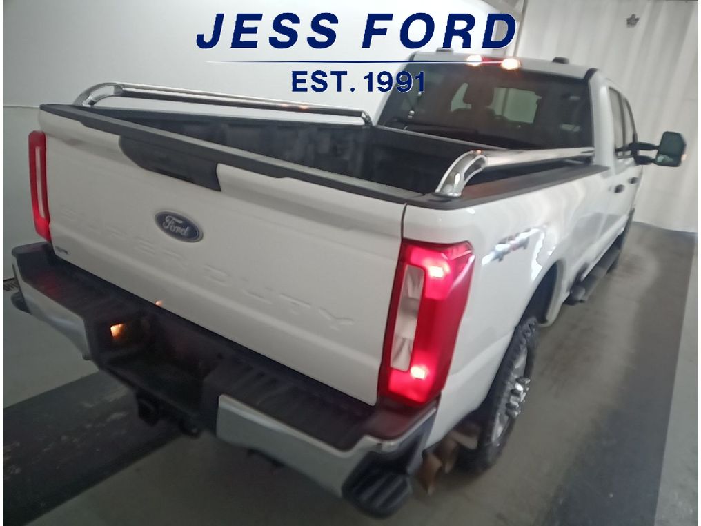 2023 Ford F-350 XLT photo 3