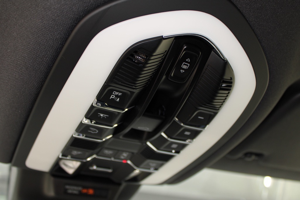 2024 Porsche Macan Base photo 26
