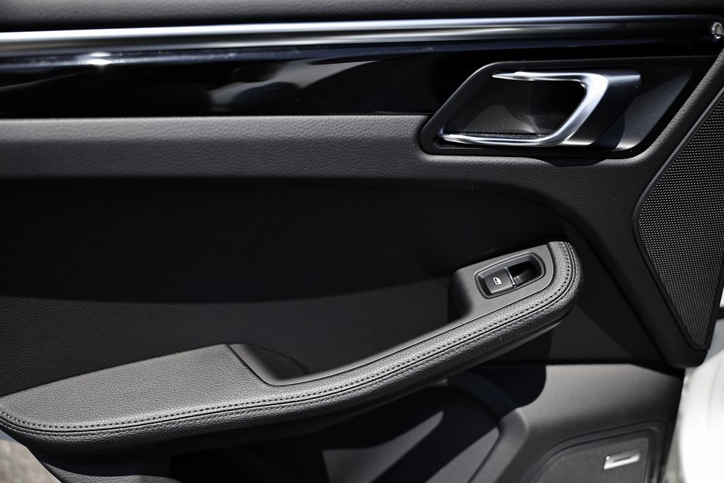 2024 Porsche Macan T photo 25