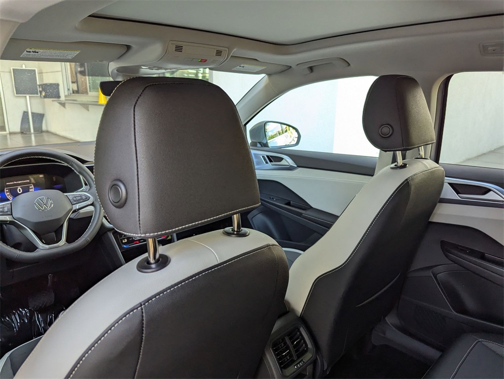 2025 Volkswagen Taos SE photo 17