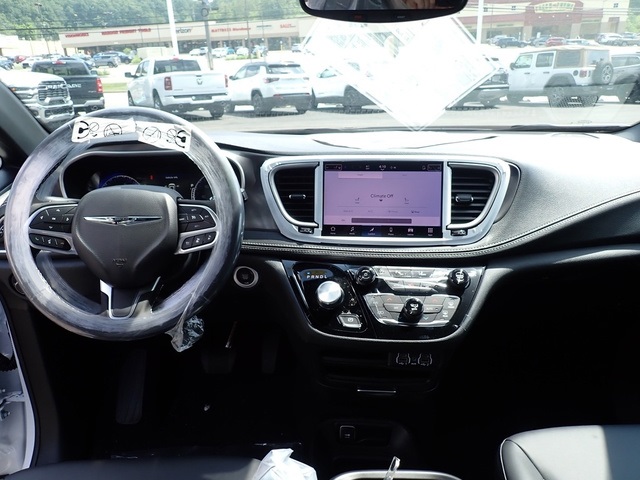2025 Chrysler Pacifica photo 15