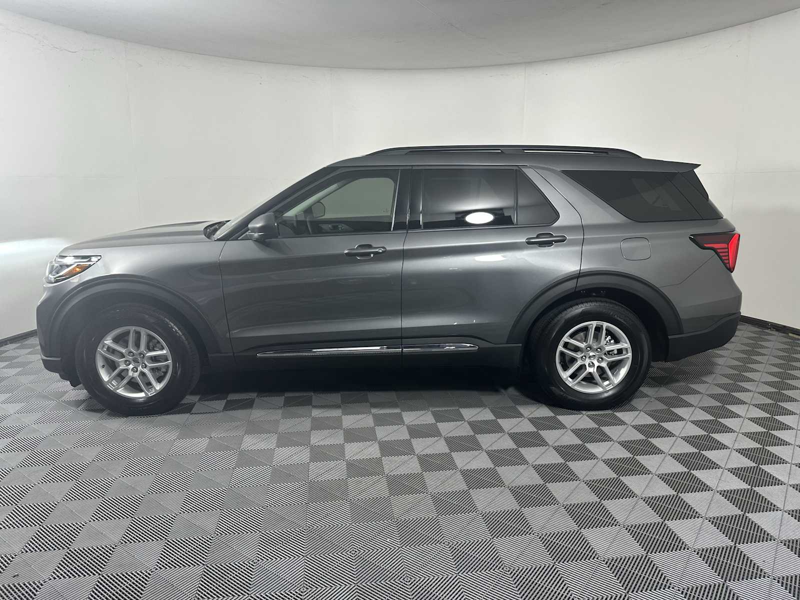 2025 Ford Explorer photo 3