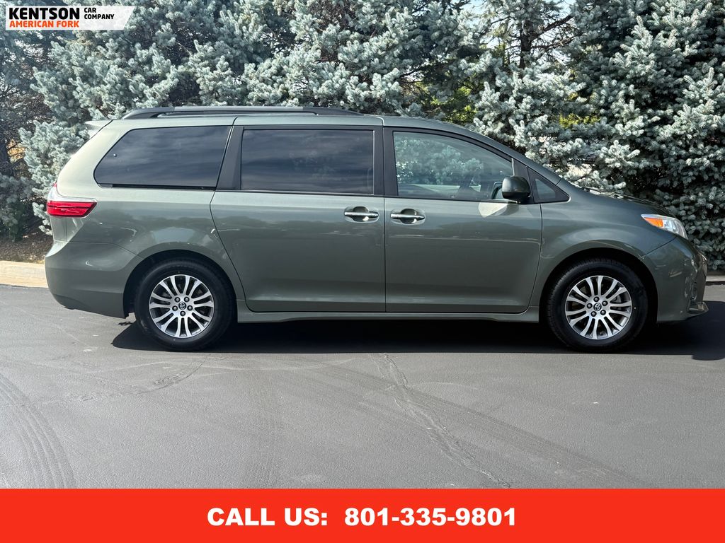 2019 Toyota Sienna XLE photo 10
