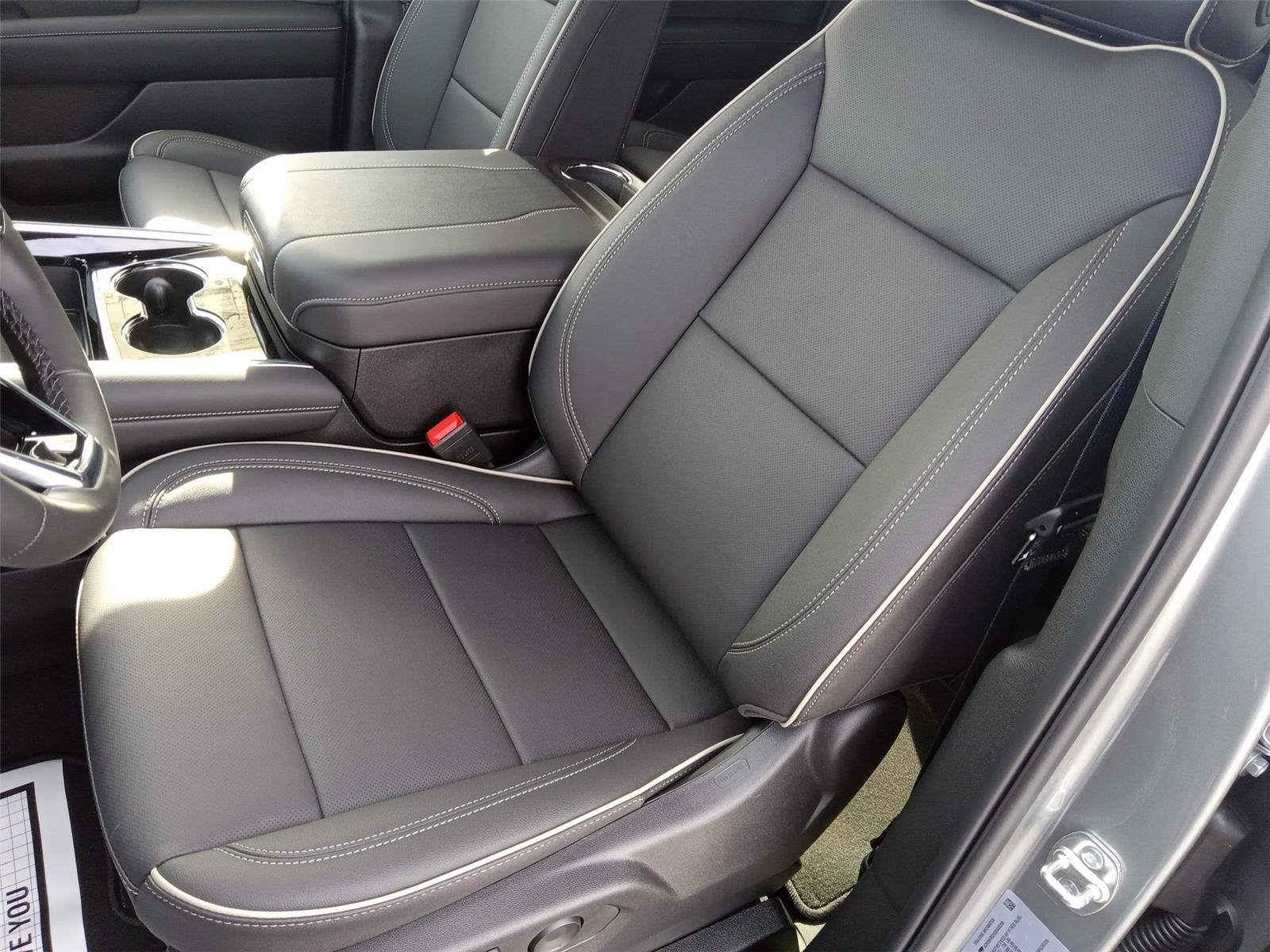2025 Chevrolet Suburban Premier photo 9