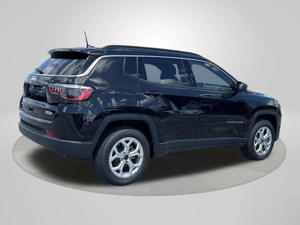 2025 Jeep Compass Latitude photo 4