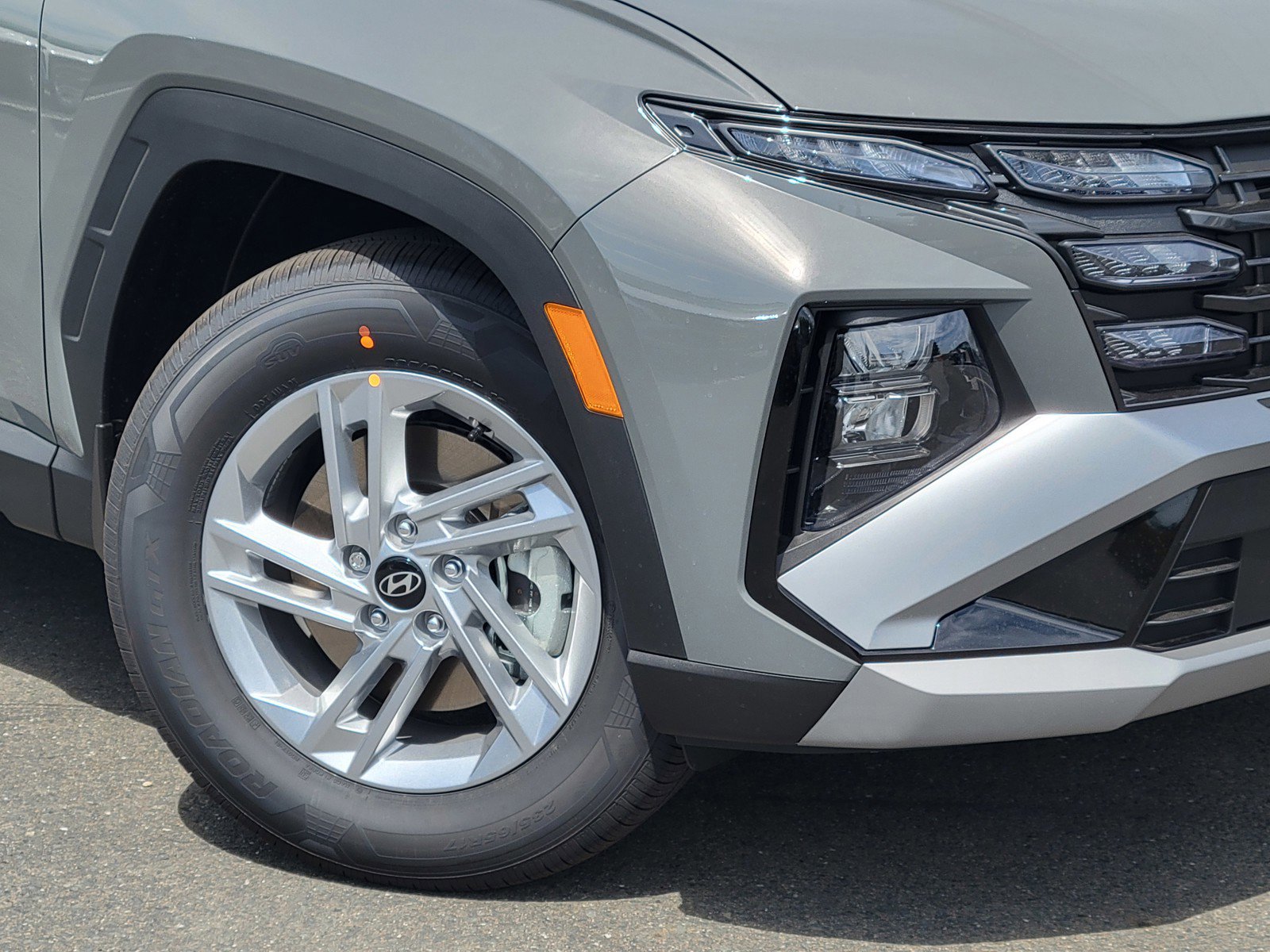 2025 Hyundai Tucson SE photo 3