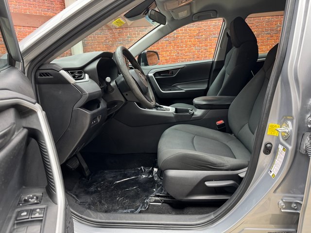 2021 Toyota RAV4 LE photo 21