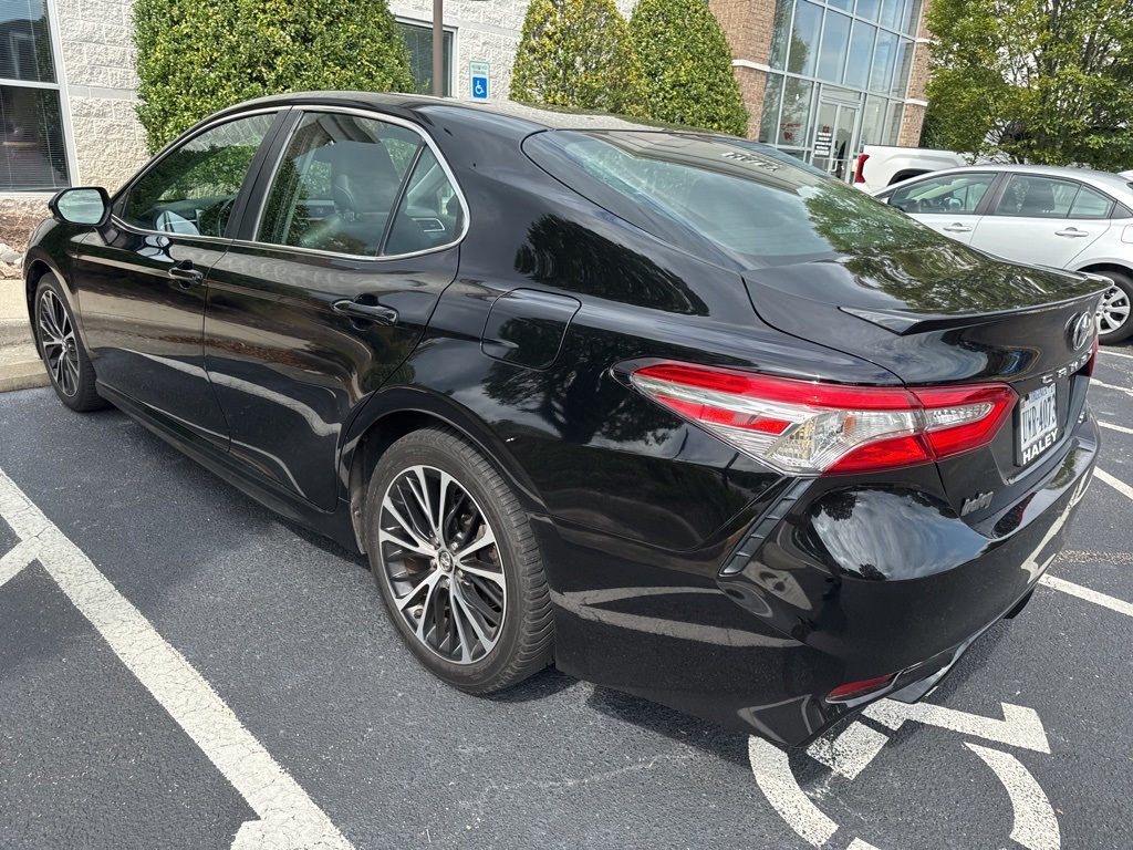 2018 Toyota Camry SE photo 4