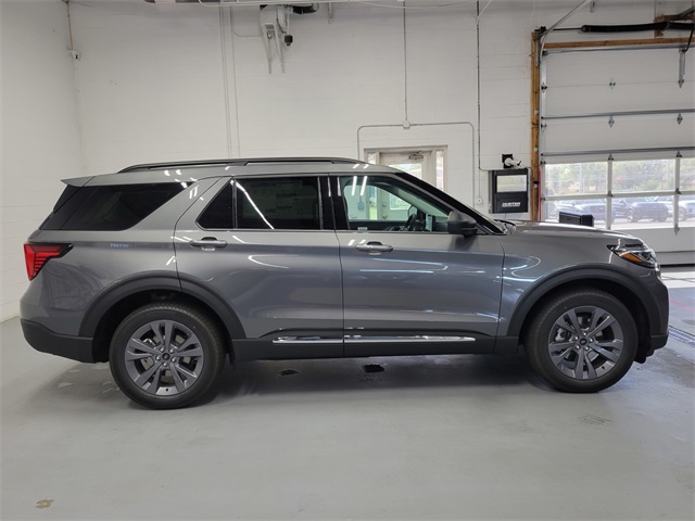 2025 Ford Explorer photo 2