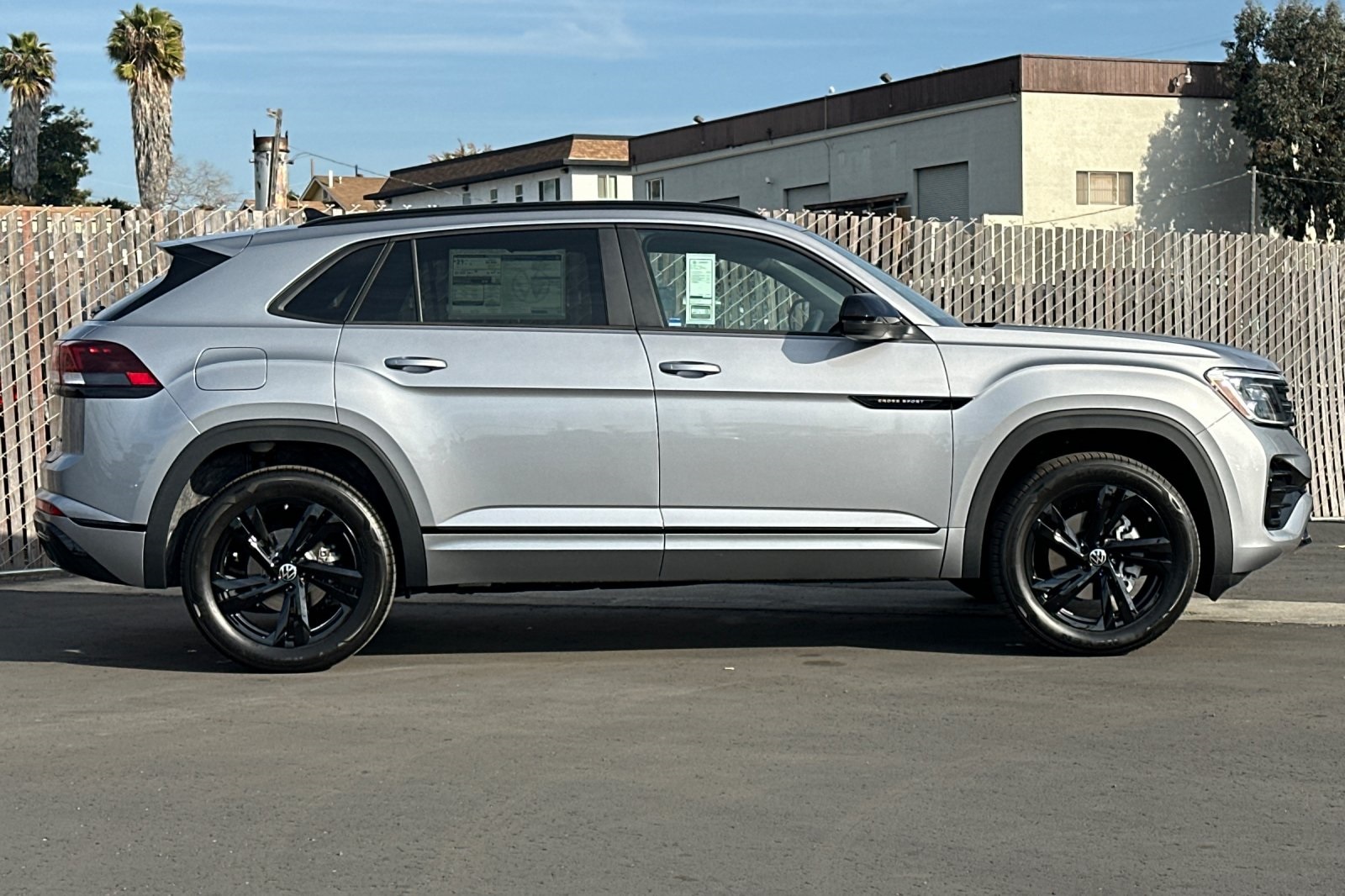 2025 Volkswagen Atlas Cross Sport SEL R-Line photo 4