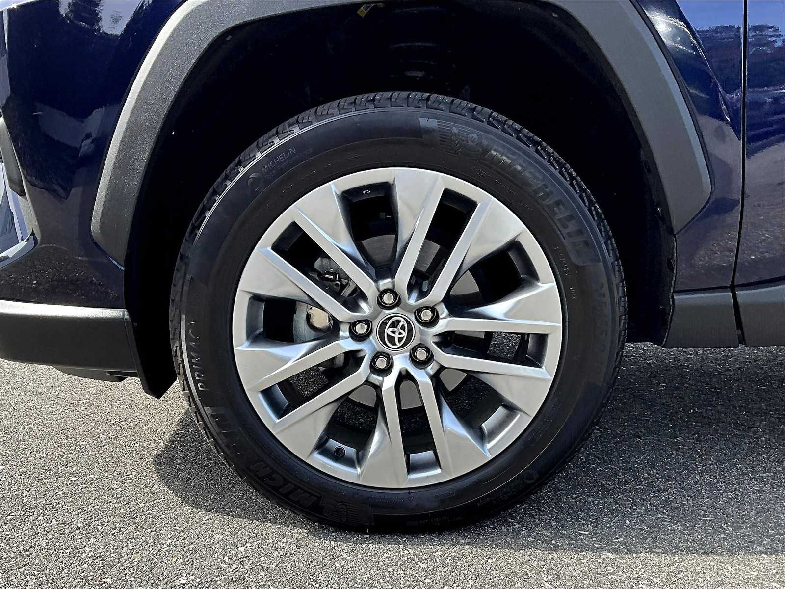 2023 Toyota RAV4 XLE Premium photo 4