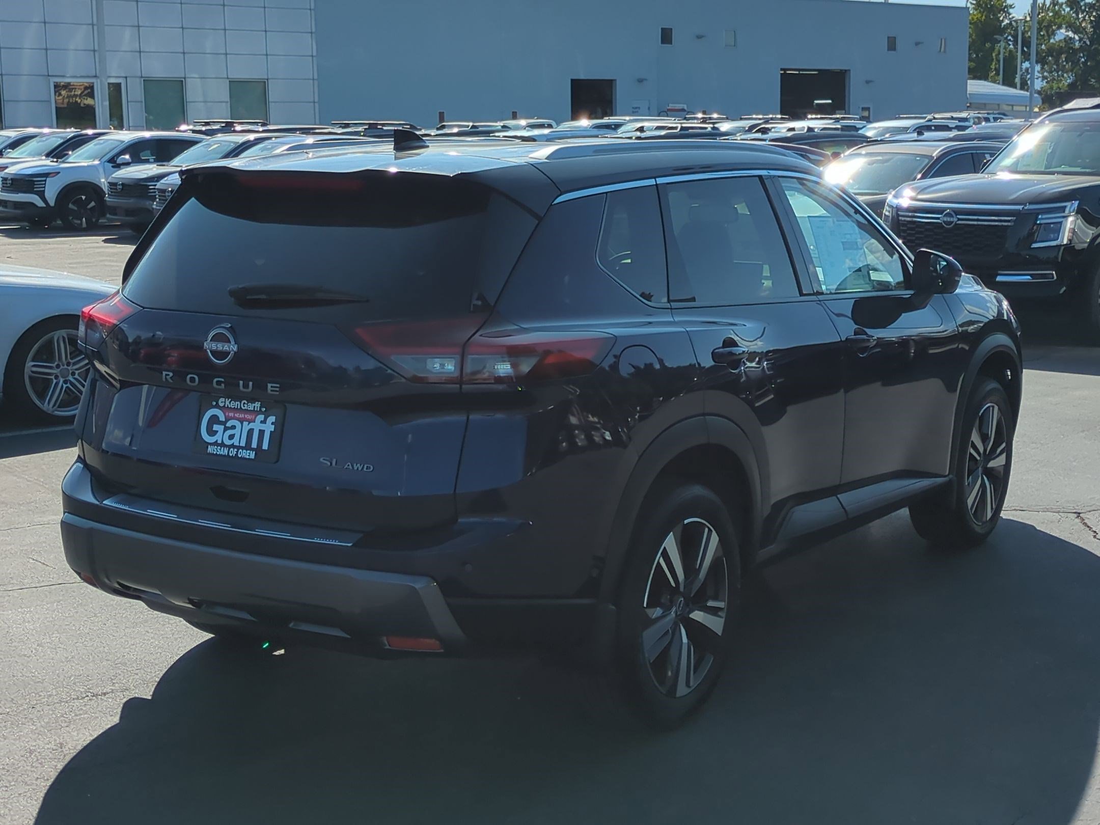 2025 Nissan Rogue SL photo 3