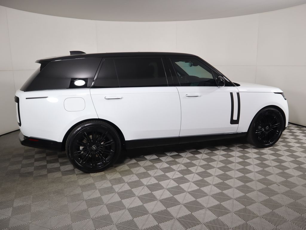2025 Land Rover Range Rover SE photo 3