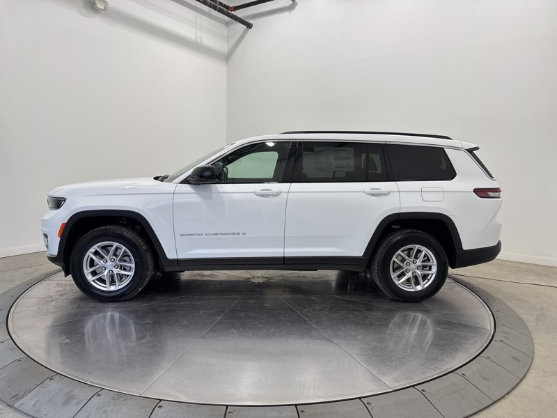 2025 Jeep Grand Cherokee Laredo photo 2