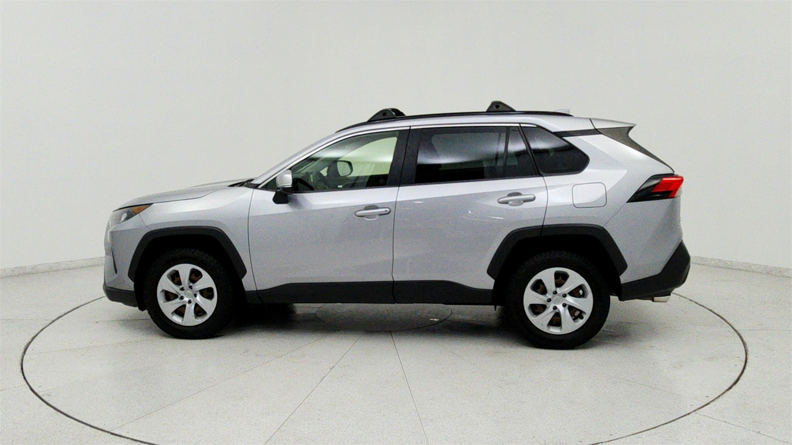 2019 Toyota RAV4 LE photo 4