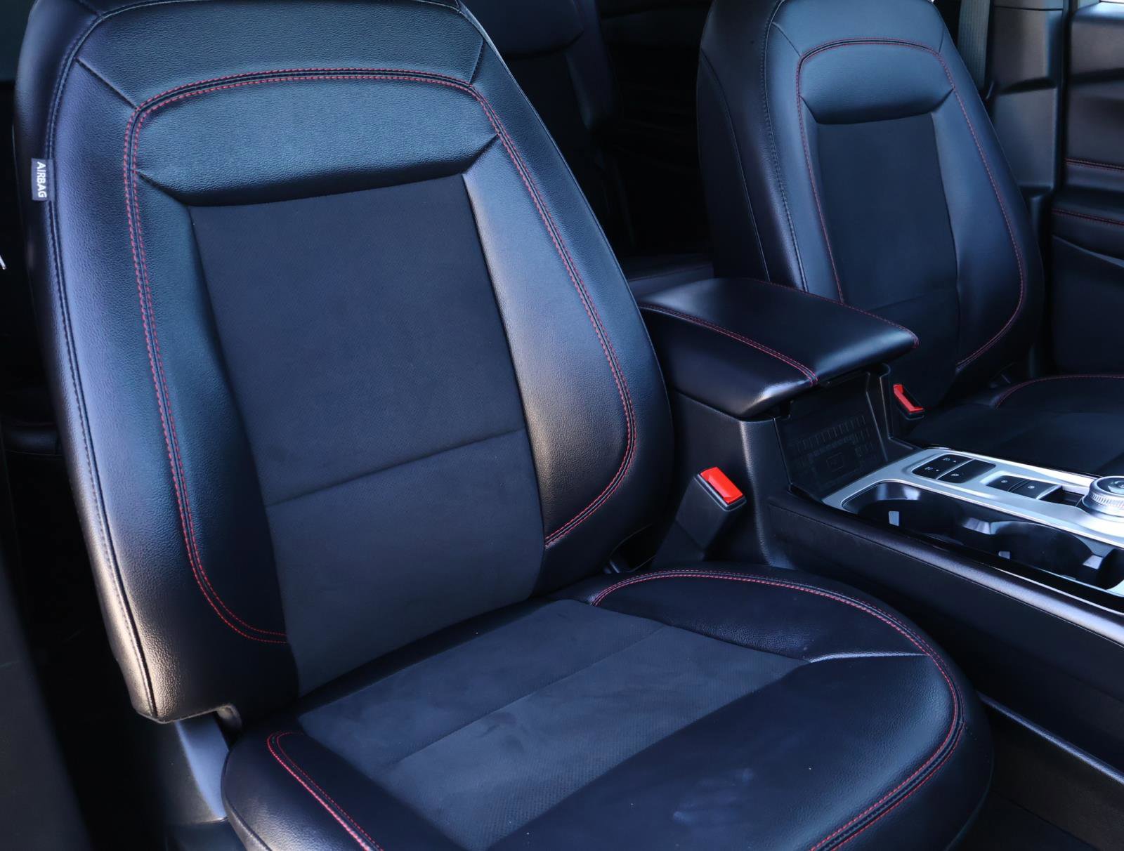 2023 Ford Explorer ST-Line photo 18