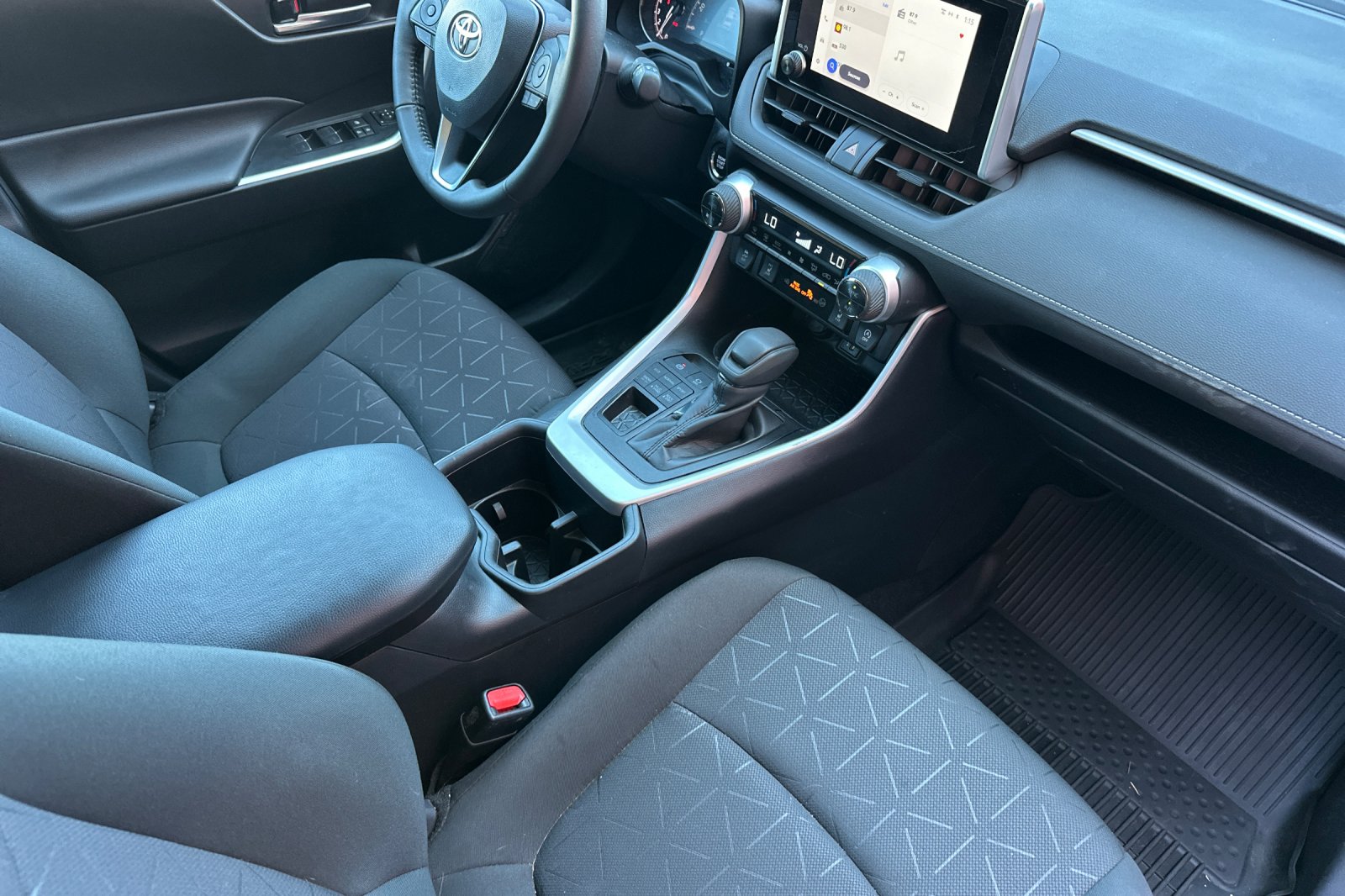 2024 Toyota RAV4 XLE photo 12