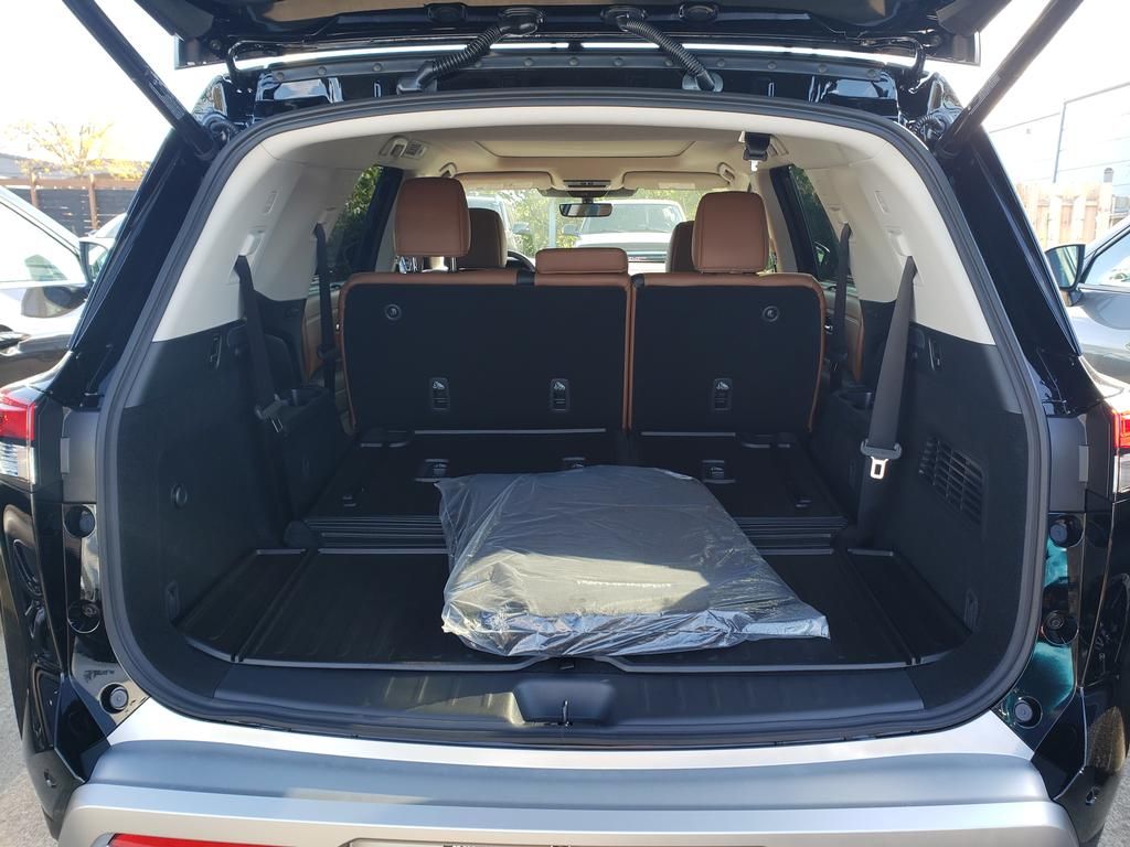 2025 Nissan Pathfinder Platinum photo 3