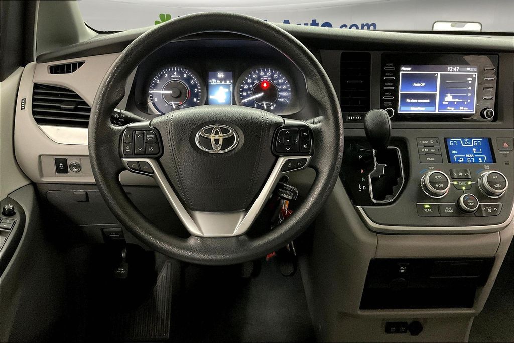 2020 Toyota Sienna L photo 6
